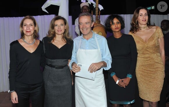 Valérie Trierweiler, Alain Passard et Safia Otokoré lors du gala de charité "Ne les oublions pas" au profit d'Action contre la faim, au Salon d'honneur du Grand Palais, à Paris, le 20 novembre 2013.