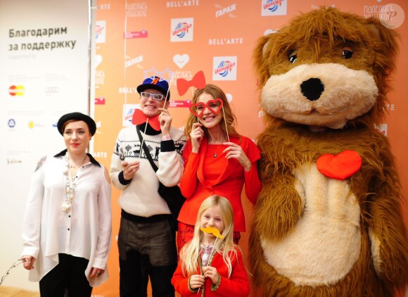 Natalia Vodianova, enceinte, présente au coté de l'animatrice Tutta Larsen et de l'artiste Andrei Bartenev, son projet caritatif Give a Smile au Garage Centre for Contemporary Culture. Moscou, le 20 novembre 2013.