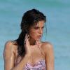 Dasha Malygina en plein shooting pour Victoria's Secret sur une plage de Saint-Barthélemy, le 18 novembre 2013.
