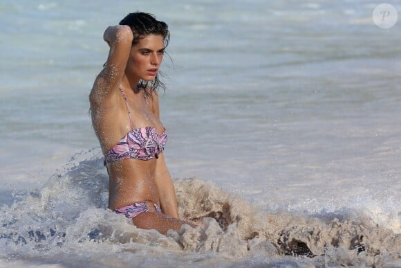 Le mannequin russe Dasha Malygina en plein shooting pour Victoria's Secret sur une plage de Saint-Barthélemy, le 18 novembre 2013.