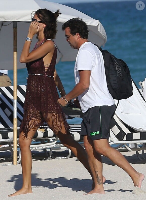 Les vacances de l'amour ! Arnaud Lagardère et sa femme Jade Foret, enceinte de son deuxième enfant sur une plage à Miami le 31 octobre 2013.