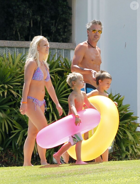 Britney Spear avec Jason Trawick et ses enfants Sean Preston et Jayden James à Hawaï, le 5 juillet 2012.