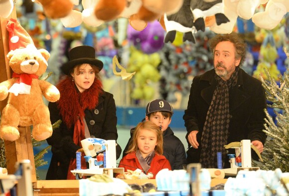 Tim Burton, Helena Bonham Carter et leurs enfants Billy Raymond et Nell à la fête foraine "Hyde Park Winter Wonderland" à Londres le 21 novembre 2013.