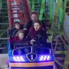 Tim Burton et Helena Bonham Carter avec leurs enfants Billy Raymond et Nell dans les montagnes russes à Londres le 21 novembre 2013.