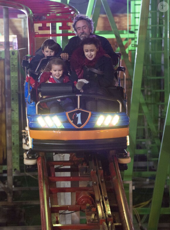 Tim Burton et Helena Bonham Carter s'éclatent avec leurs enfants Billy Raymond et Nell à la fête foraine "Hyde Park Winter Wonderland" à Londres le 21 novembre 2013.
