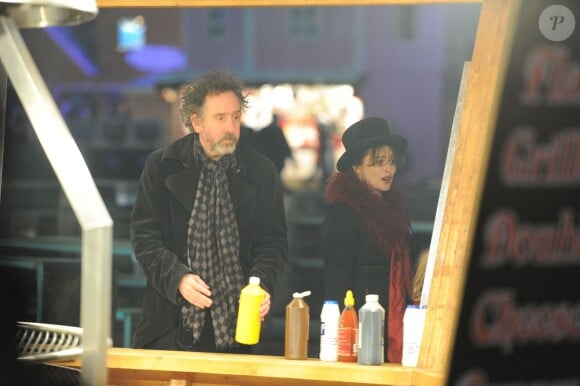 Tim Burton avec sa femme Helena Bonham Carter et leurs enfants Billy Raymond et Nell à la fête foraine "Hyde Park Winter Wonderland" à Londres le 21 novembre 2013.