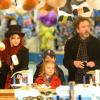 Tim Burton et Helena Bonham Carter emmènent leurs enfants Billy Raymond et Nell à la fête foraine "Hyde Park Winter Wonderland" à Londres le 21 novembre 2013.