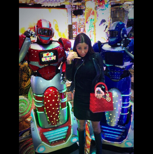 Nabilla au Japon entourée de robots : "Plus besoin de téléphone au japon mdr #allo #4G"