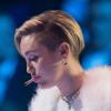 Miley Cyrus fume un joint lorsqu'elle reçoit son prix aux MTV European Music Awards 2013.
