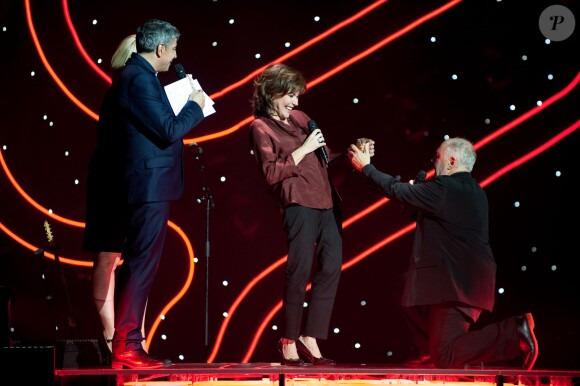 Marc Jolivet aux pieds de sa reine Liane Foly, Grand Prix de l'humour, lors de la cérémonie des Grands Prix Sacem 2013, le 25 novembre 2013 à l'Olympia de Paris.