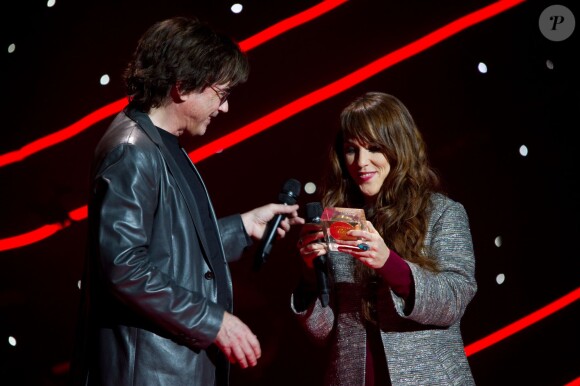 Zaz récompensée par l'entremise de Jean-Michel Jarre lors de la cérémonie des Grands Prix Sacem 2013, le 25 novembre 2013 à l'Olympia de Paris.