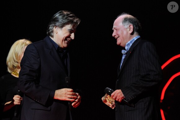 Serge Lama a reçu son Prix Spécial des mains de Claude Lemesle lors de la cérémonie des Grands Prix Sacem 2013, le 25 novembre 2013 à l'Olympia de Paris. Un moment chargé d'émotion et d'affection.
