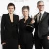 Les producteurs de la série Les Revenants, Carole Scotta, Caroline Benjo et Jimmy Desmarais lors des International Emmy Awards à New York, le 25 novembre 2013.