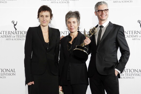 Les producteurs de la série Les Revenants, Carole Scotta, Caroline Benjo et Jimmy Desmarais lors des International Emmy Awards à New York, le 25 novembre 2013.