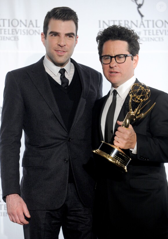 Zachary Quinto et J.J. Abrams lors des International Emmy Awards à New York, le 25 novembre 2013.