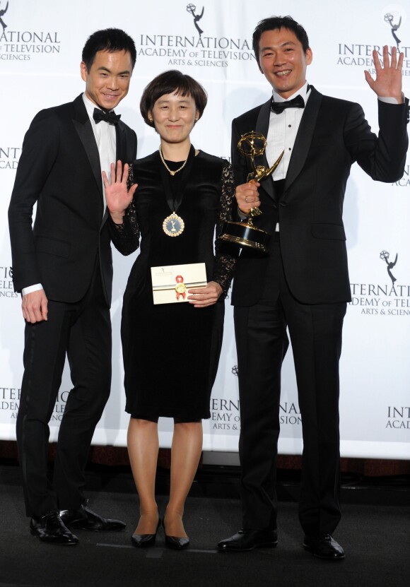 Le violoniste Richard O'Neill, la productrice Boyoung Lee et le président de CEN Media E Jejun lors des International Emmy Awards à New York, le 25 novembre 2013.