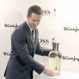 Ryan Reynolds, cordial avec ses admirateurs espagnols lors d'un événement célébrant les 15 ans du parfum Boss Bottled d'Hugo Boss au centre commercial El Corte Inglés. Madrid, le 26 novembre 2013.