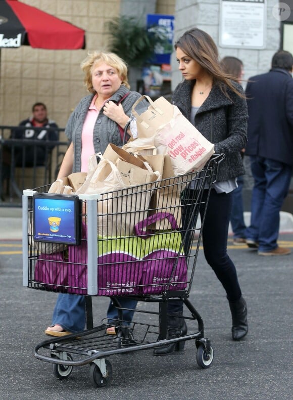 Exclusif - Mila Kunis fait des courses avec sa mère Elvira à Los Angeles, le 20 novembre 2013.