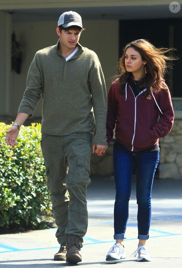 Exclusif - Mila Kunis et Ashton Kutcher dans les rues de Sherman Oaks, le 13 octobre 2013.