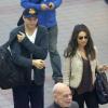 Mila Kunis et Ashton Kutcher à l'aéroport de Los Angeles, le 29 septembre 2013.