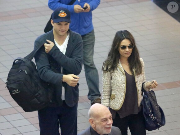 Mila Kunis et Ashton Kutcher à l'aéroport de Los Angeles, le 29 septembre 2013.