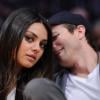 Ashton Kutcher et Mila Kunis au Staples Center, Los Angeles, le 12 février 2013.