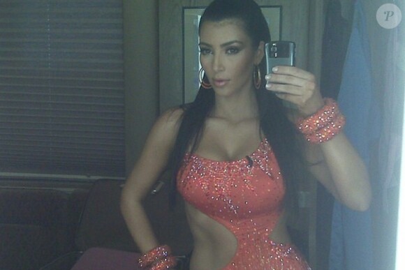 kim Kardashian avant sa participation à Dancing With The Stars prend un petit selfie