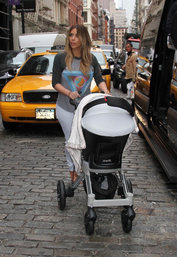 Kim Kardashian et sa fille North à New York, le 26 novembre 2013.