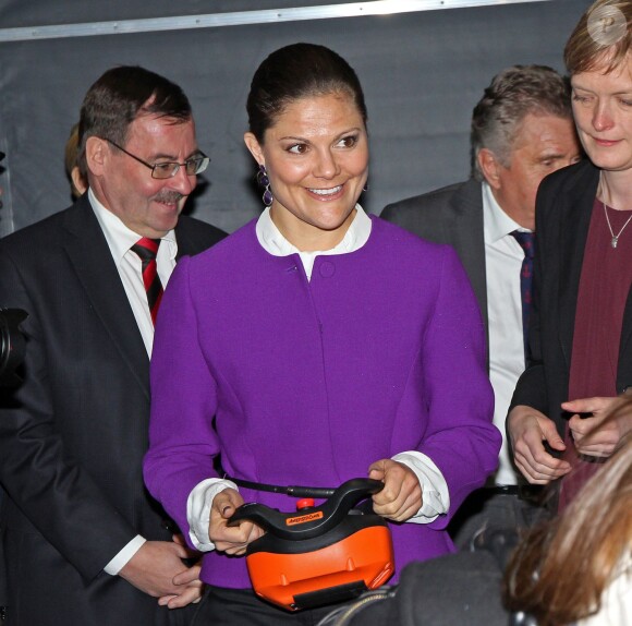 La princesse Victoria de Suède aux commandes... d'un godet de copeaux de bois, en visite à la nouvelle centrale thermique de Varberg, le 29 novembre 2013.