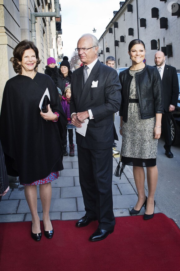 La princesse Victoria de Suède prenait part, avec son père le roi Carl XVI Gustaf et sa mère la reine Silvia, à une conférence environnementale le 23 novembre 2013 à Stockholm