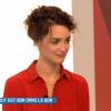Charlotte Le Bon invitée sur le plateau de "Clique", émission présentée sur Canal + par Mouloud Achour. Samedi 30 novembre 2013.