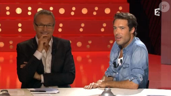 Laurent Ruquier et le chroniqueur Nicolas Bedos dans On n'est pas couché sur France 2, le samedi 30 novembre 2013.