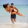 Exclusif - Jesse Metcalfe et sa fiancée Cara Santana se détendent sur une plage lors de leurs vacances à Cancun, le 29 novembre 2013.