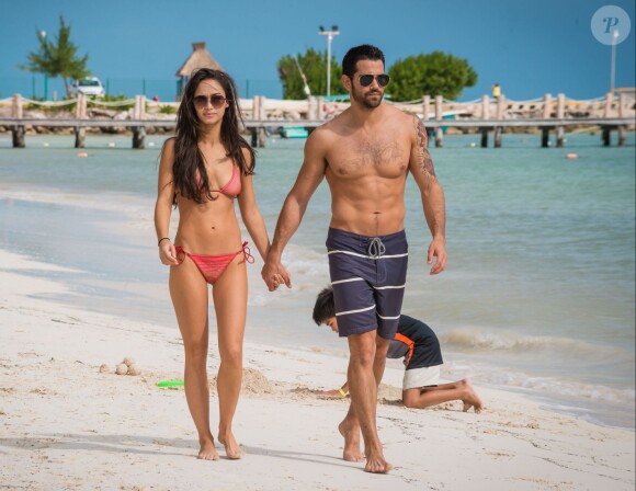 Exclusif - Jesse Metcalfe et sa fiancée Cara Santana à Cancun, le 29 novembre 2013.