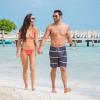 Exclusif - Jesse Metcalfe et sa fiancée Cara Santana se détendent sur une plage lors de leurs vacances à Cancun, le 29 novembre 2013.