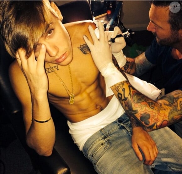 Justin Bieber se fait tatouer avec classe en Australie.