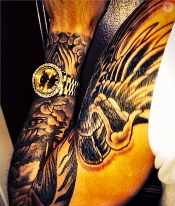 Justin Bieber dévoile les photos de son nouveau tatouage sur Instagram.