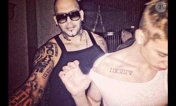 Justin Bieber, aux côtés de Jamal Rashid, dévoile son 10e tatouage, sur Instagram, le 15 janvier 2013.
