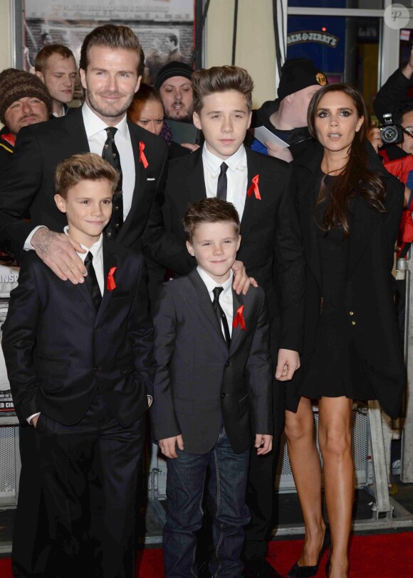 David et Victoria Beckham accompagnés de leurs fils Brooklyn, Romeo et Cruz arrivent à la première du documentaire The Class of 92 à Londres. Le 1er décembre 2013