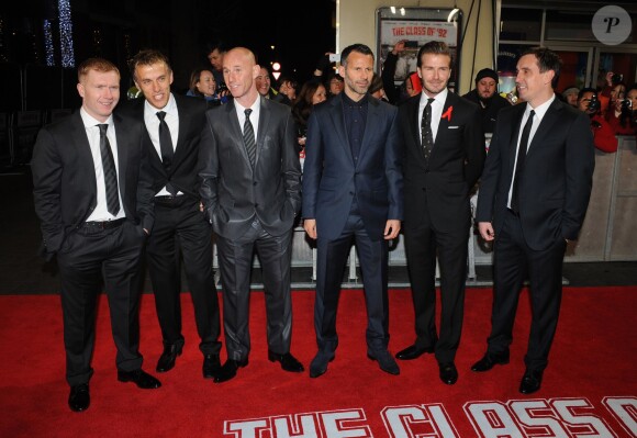 Paul Scholes, Phil Neville, Nicky Butt, Ryan Giggs, David Beckham et Gary Neville à la première du documentaire The Class of 92 à Londres. Le 1er décembre 2013