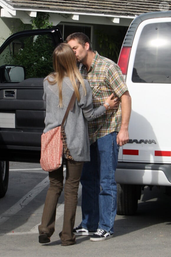 Exclusif - Paul Walker embrasse sa compagne Jasmine Pilchard-Gosnell à Montecito le 28 octobre 2010.