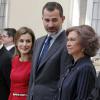 La reine Sofia, le prince Felipe et la princesse Letizia, ainsi que l'infante Elena d'Espagne remettaient le 2 décembre 2013 les Prix Nationaux du Sport, au palais du Pardo, à Madrid.