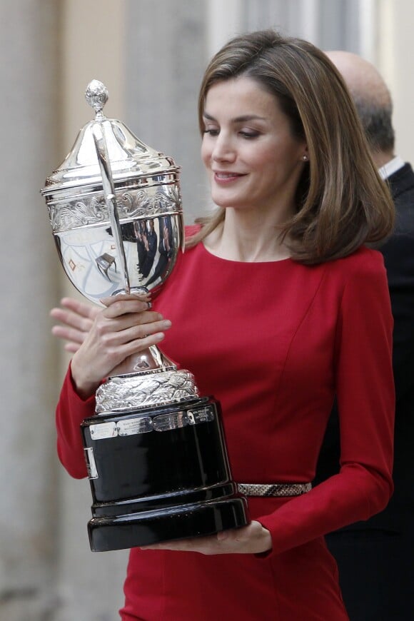 Letizia d'Espagne remettait le 2 décembre 2013, avec Sofia, Felipe et Elena, les Prix Nationaux du Sport, au palais du Pardo, à Madrid.