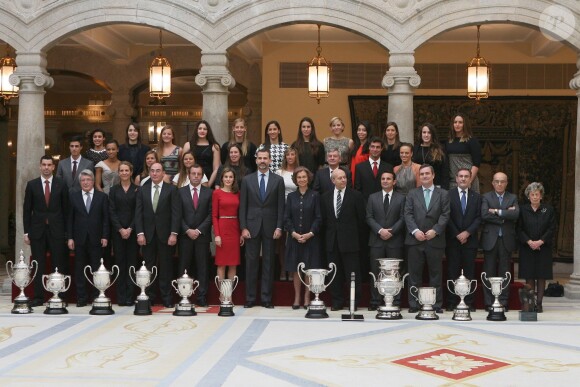 La reine Sofia, le prince Felipe et la princesse Letizia, mais aussi l'infante Elena d'Espagne remettaient le 2 décembre 2013 les Prix Nationaux du Sport, au palais du Pardo, à Madrid.