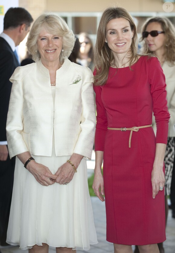 La duchesse Camilla et la princesse Letizia (portant la robe qu'elle recyclera le 2 décembre 2013 pour les Prix du Sport) à Madrid en mars 2011