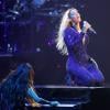 Beyoncé, pleine de grâce sur un piano lors de son concert à la Rogers Arena. Vancouver, le 1er décembre 2013.