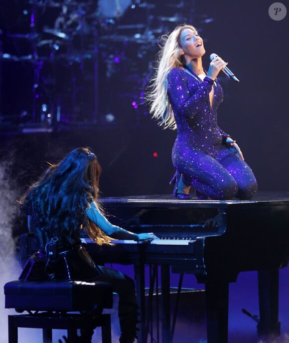 Beyoncé, pleine de grâce sur un piano lors de son concert à la Rogers Arena. Vancouver, le 1er décembre 2013.