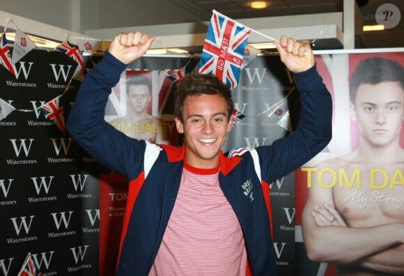 Tom Daley dédicace son livre My Story, à Londres, le 16 août 2012