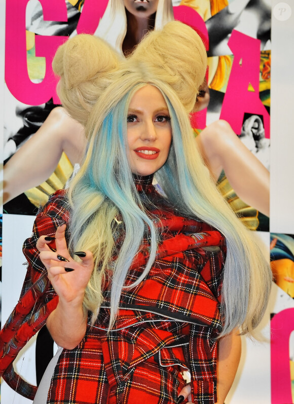 Lady Gaga, entourée de plusieurs statues de cire à son effigie, lors d'une conférence de presse pour son album "ARTPOP" à Tokyo, le 1er décembre 2013.