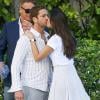 Gerard Butler embrassé par une mystérieuse inconnue au bord de la piscine de son hôtel à Miami, le 3 décembre 2013.